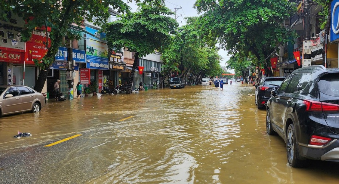 Nước sông Lô dâng cao trên mức báo động 3, Tuyên Quang ngập sâu trên 2m