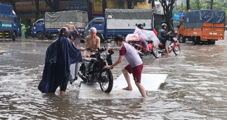 Nước sông Hồng đạt đỉnh, nhiều khu vực tiếp tục ngập lụt nghiêm trọng