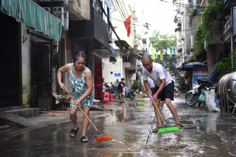 Ảnh hưởng sau lũ: Nhiều phường của quận Cầu Giấy, Bắc Từ Liêm phải cấp nước theo giờ