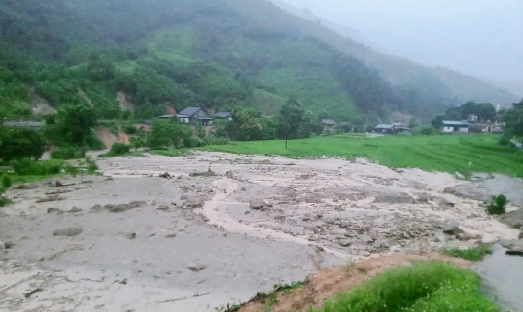 Sản phụ đi bộ 40km, băng rừng đến bệnh viện sinh con giữa bão lũ: Cái kết khiến triệu người nghẹn ngào