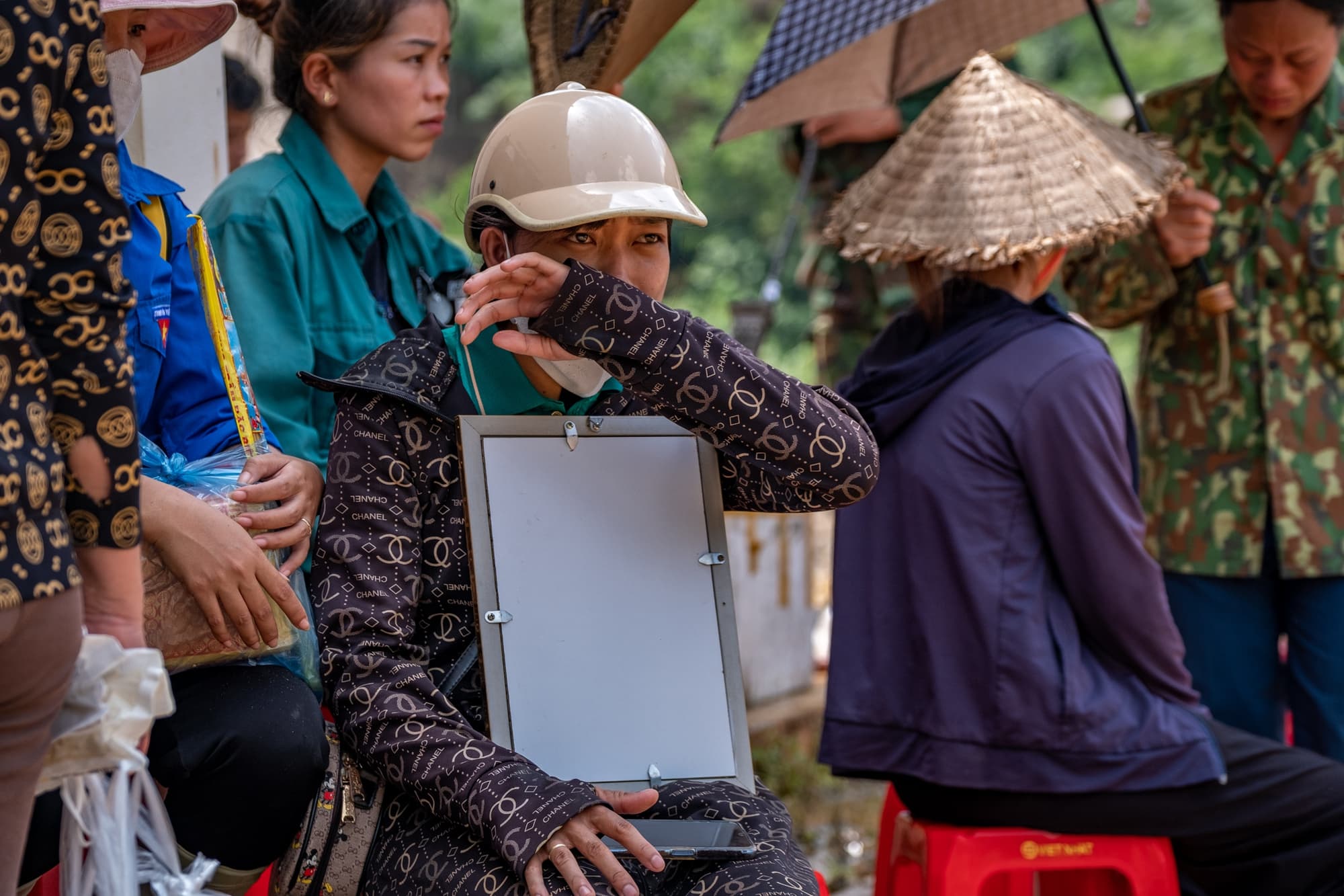 Bộ đội dầm mình trong bùn tìm kiếm thi thể nạn nhân Làng Nủ và loạt ảnh xúc động nhất của những người chiến sĩ vì đồng bào