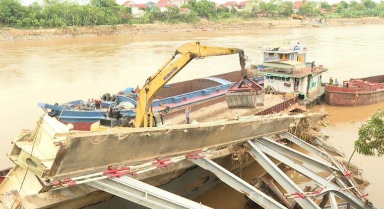 Duyệt khẩn cấp hơn 9 tỷ trục vớt phương tiện, cầu Phong Châu bị đắm