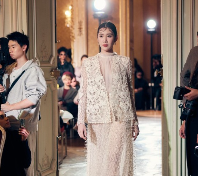 Thuý Ngân thần thái trên sàn diễn thời trang chinh phục Paris Fashion Week 2024