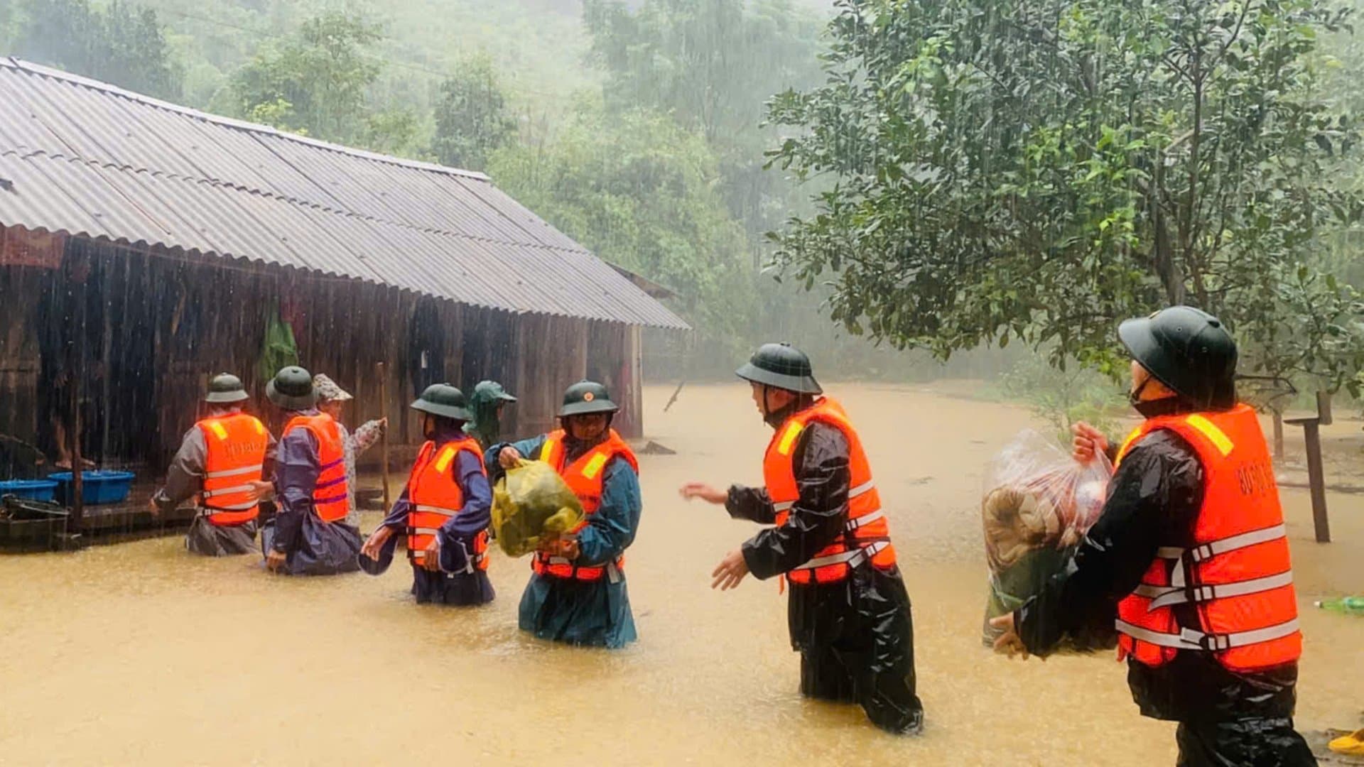 Nước lũ bủa vây, người dân miền Trung hối hả chạy lụt