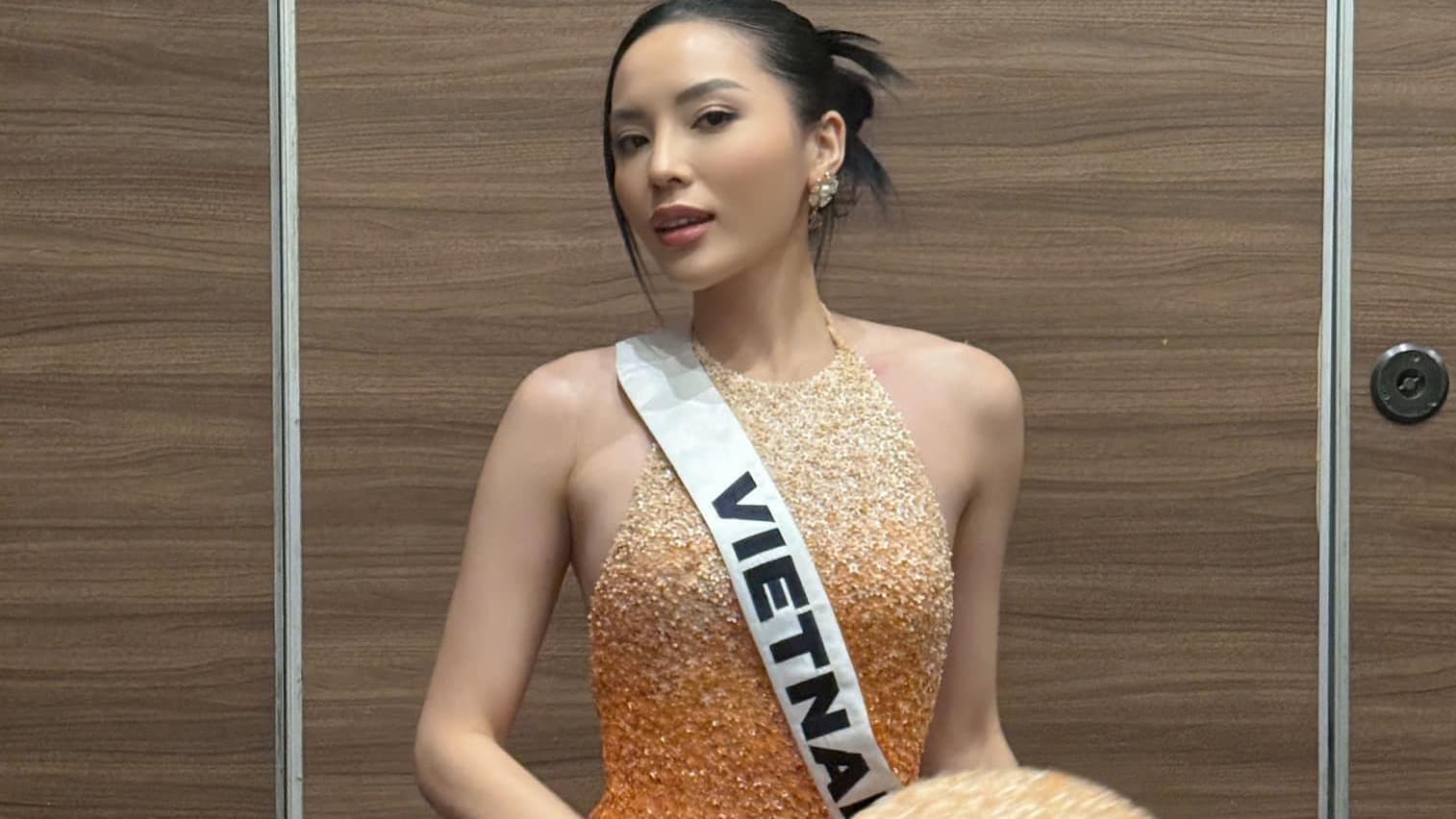 Kỳ Duyên ngay trước giờ G Bán kết Miss Universe: Thần sắc tươi tắn, hô vang Việt Nam đầy tự hào trong tổng duyệt