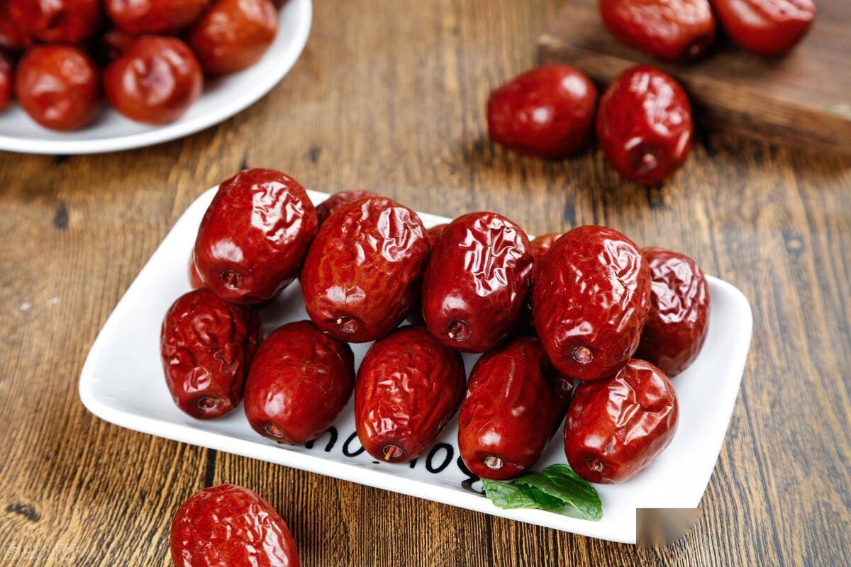 Ăn táo đỏ khô như đồ ăn vặt, bạn có thể gặp phải 5 vấn đề sức khỏe này