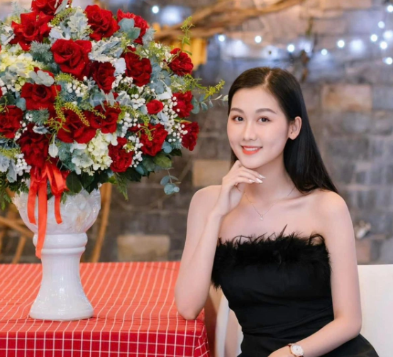 Hành động lạ của Hoa hậu Quế Anh sau 4 tháng đăng quang