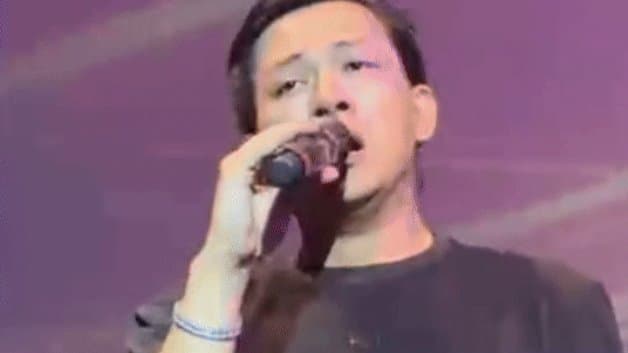 Hoài Lâm hát mệt nhọc, bàn tay hành động lạ khiến dân mạng xôn xao