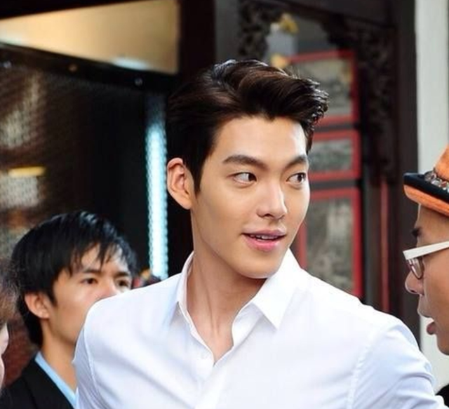 Nóng: Kim Woo Bin sánh đôi cùng phụ nữ lạ giữa tin chia tay Shin Min Ah, phía tài tử xác nhận 1 điều