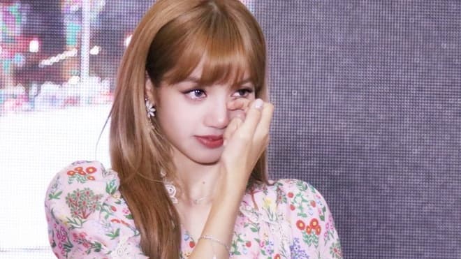 Sốc: Lisa (BLACKPINK) hoảng loạn vì bị kẻ lạ rình rập, lao vào xe giữ chân chắn cửa để làm chuyện kinh khủng này