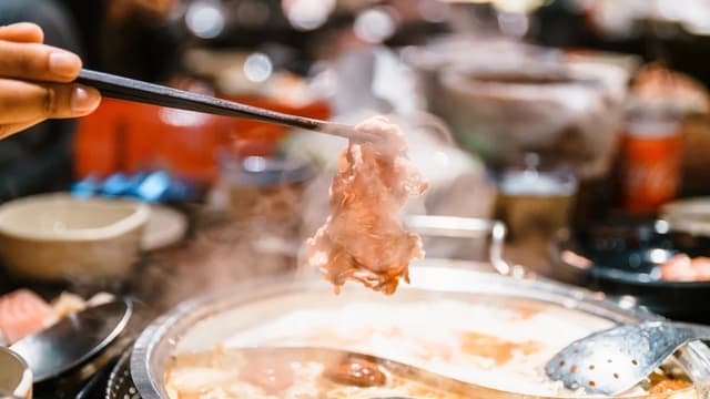 Bác sĩ cảnh báo 2 thói quen ăn lẩu gây ung thư, nhiều người biết thì giật mình