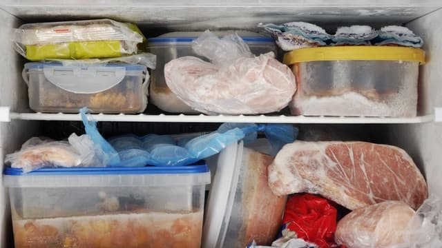 Thịt đông lạnh để được bao lâu? Bác sĩ liệt kê 5 dấu hiệu cần bỏ sớm kẻo ăn vào ngộ độc, ung thư