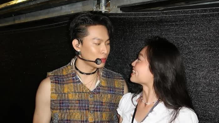Bạn gái 8 năm 'phốt' HURRYKNG bằng ảnh hôn má gái lạ và phản ứng khó tin của nam rapper