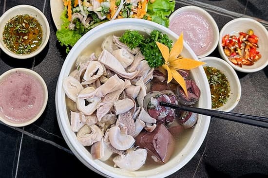 Người đàn ông ở Thái Bình nguy kịch sau bữa ăn lòng lợn