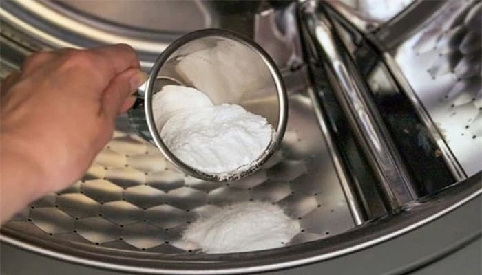 Rắc 1 nắm muối trắng vào máy giặt, tưởng nghịch dại ai ngờ hiệu quả hơn cả 'vàng mười'