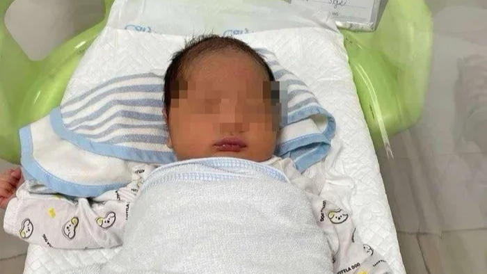 Mẹ bỏ đi khi con trai mới sinh được nửa ngày, bệnh viện càng gọi điện càng bất lực