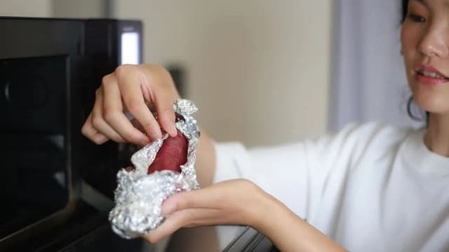 3 thực phẩm tuyệt đối không nên bọc trong giấy bạc: Mất ngon còn nuốt vào toàn chất độc!