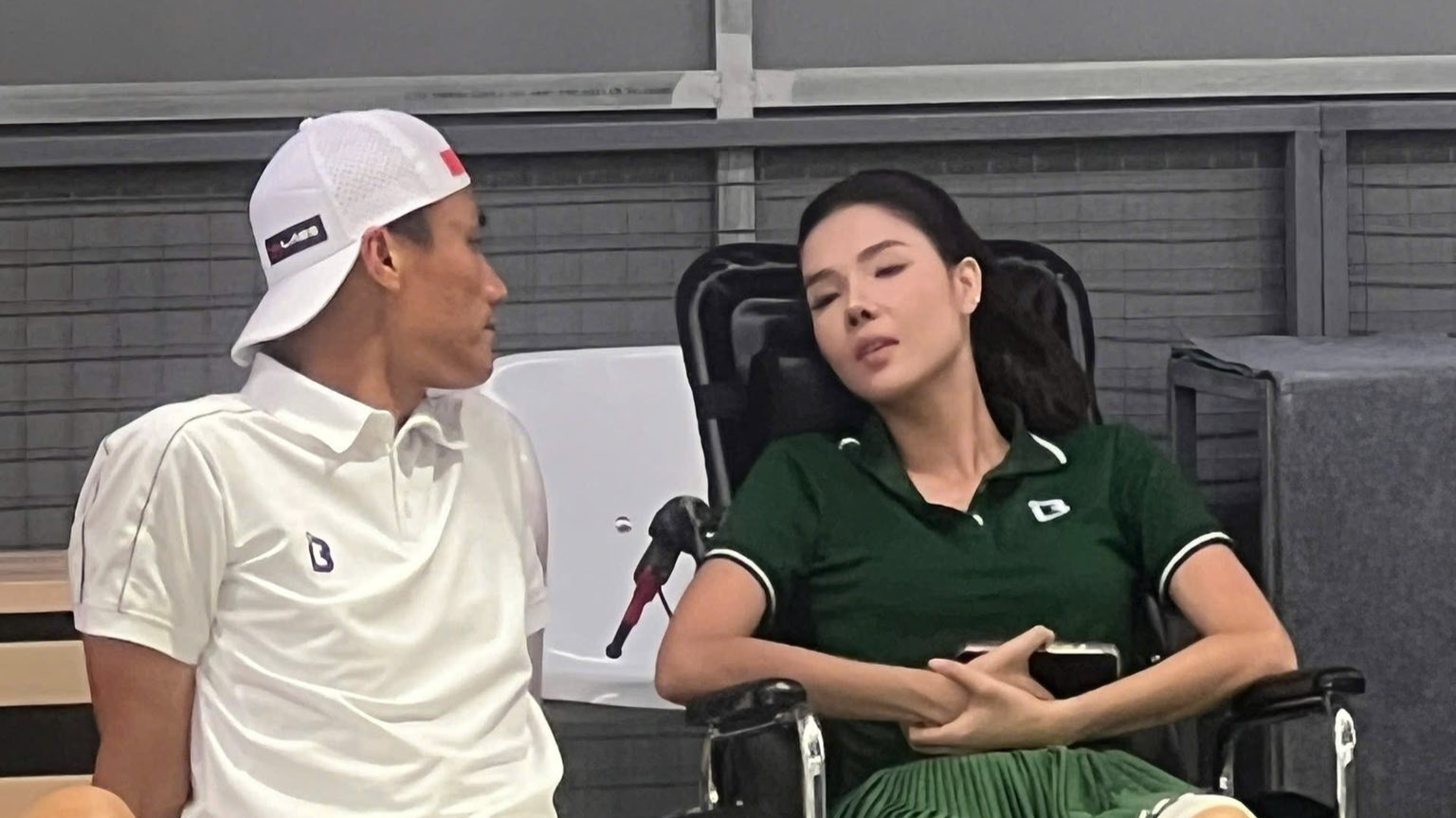 Bị dân mạng phản ứng mạnh vì ngồi xe lăn chơi pickleball, Kỳ Hân - vợ Mạc Hồng Quân lên tiếng giải thích