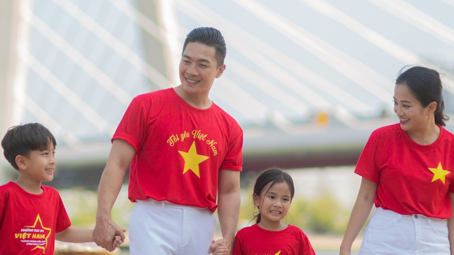 Con trai nhí của NSƯT Quốc Cơ – MC Hồng Phượng biểu diễn xiếc cùng bố trong bộ ảnh ý nghĩa kỷ niệm 30/4