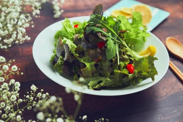 4 loại rau 'không bao giờ bị phun thuốc trừ sâu', nhất là cái số 1