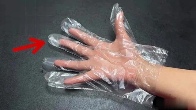Tôi vừa nhận ra mình đã đeo găng tay dùng một lần sai cách, cách đeo đúng hóa ra là thế này!