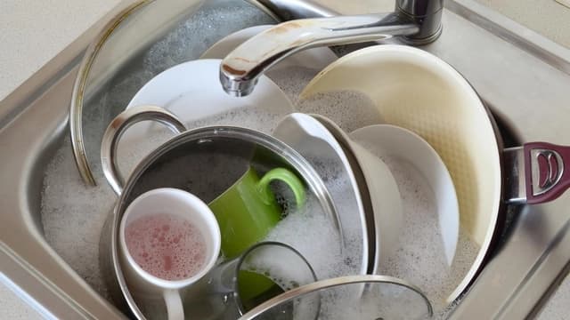 5 kiểu rửa bát còn độc hại hơn 'chỉ nhúng qua nước rồi cất lên kệ', nhiều gia đình mắc phải