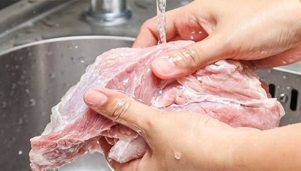 Rửa thịt lợn theo cách này chẳng khác nào 'tắm' cho vi khuẩn – Vậy mà 70% người nội trợ làm sai