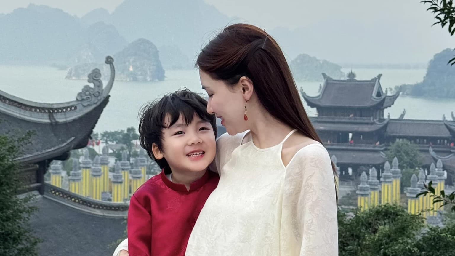 Hòa Minzy dạy con trai yêu nước, nói một câu mà ai xem xong cũng khen '10 điểm cho bé Bo, 100 điểm cho mẹ'