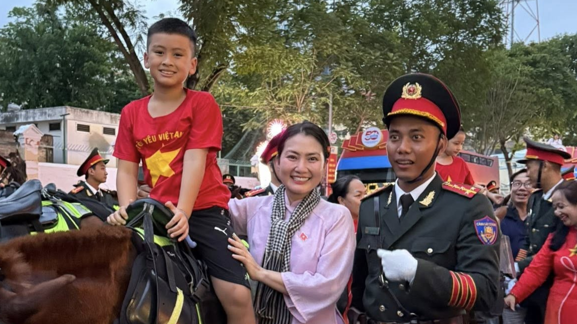 Buổi sơ duyệt diễu binh, Ngọc Lan phải 'lăn lê bò toài' để làm được 1 điều cho con trai