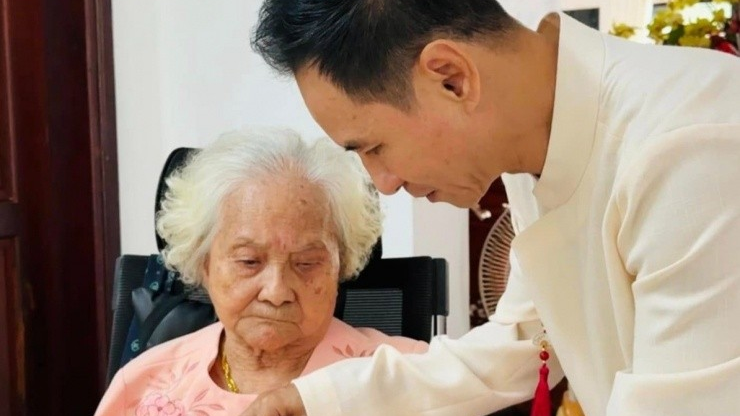 Lý Hải khóc nức nở nhắc đến mẹ ruột trăm tuổi, nhớ vụ tai nạn mẹ đập đầu xuống đường bất tỉnh