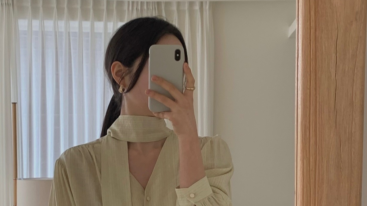 Không phải sơ mi, áo blouse mới đang được chị em đua nhau mặc với 5 kiểu tuyệt xinh