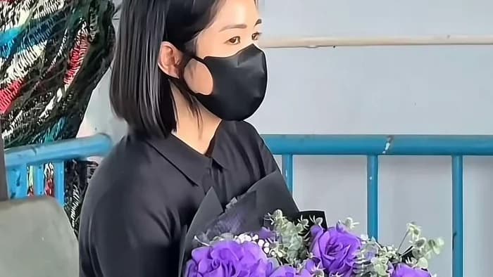 Sự thật về 8 bông hồng tím Lê Phương mang đến lễ thuỷ táng Quý Bình