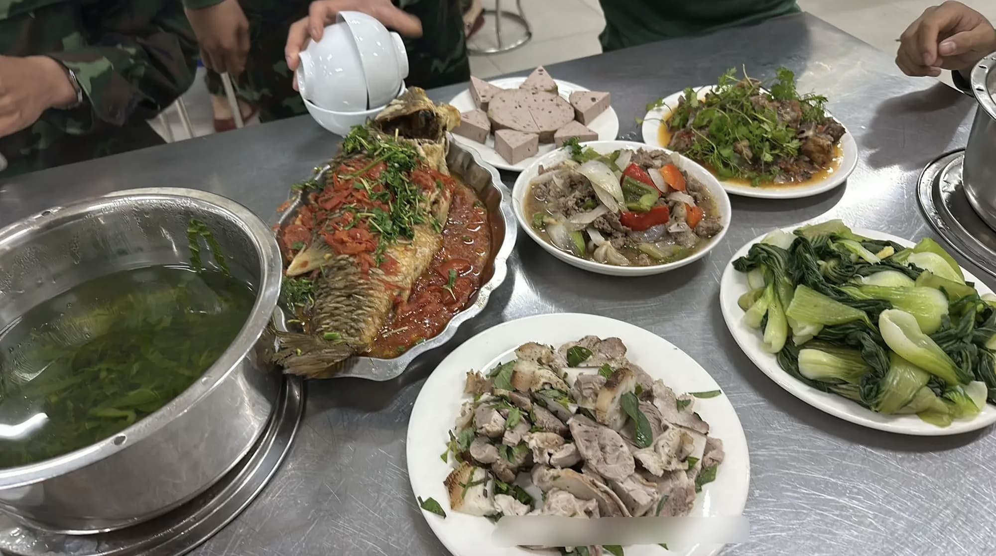 Cận cảnh 'cơm nhà' 5 món của các chiến sĩ tham gia diễu binh, diễu hành 30/4
