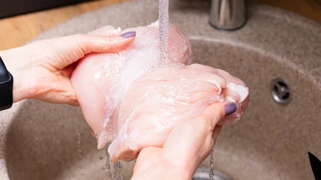Thịt, cá mua từ siêu thị về có cần rửa lại không? Chuyên gia cảnh báo