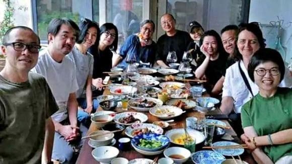Bức ảnh chụp Triệu Vy tụ tập cùng bạn bè đã bị rò rỉ: Cô không trang điểm, vẻ ngoài phát tướng, có khối u lớn trên cánh tay
