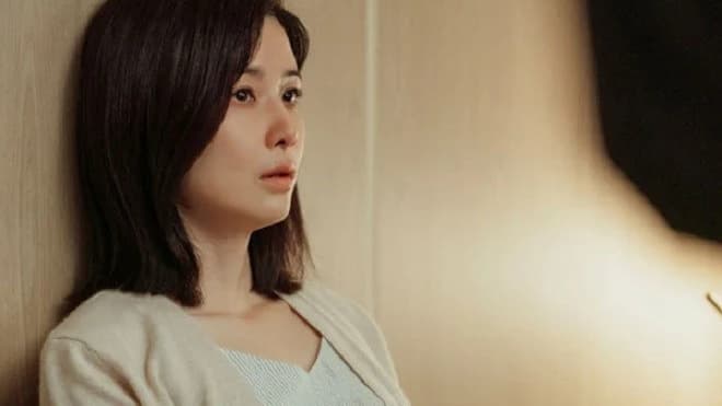 Phát hiện anh rể nuôi 'bé ba' qua bức ảnh cô sinh viên của mình sống ảo bên chiếc bọc vô-lăng màu hồng