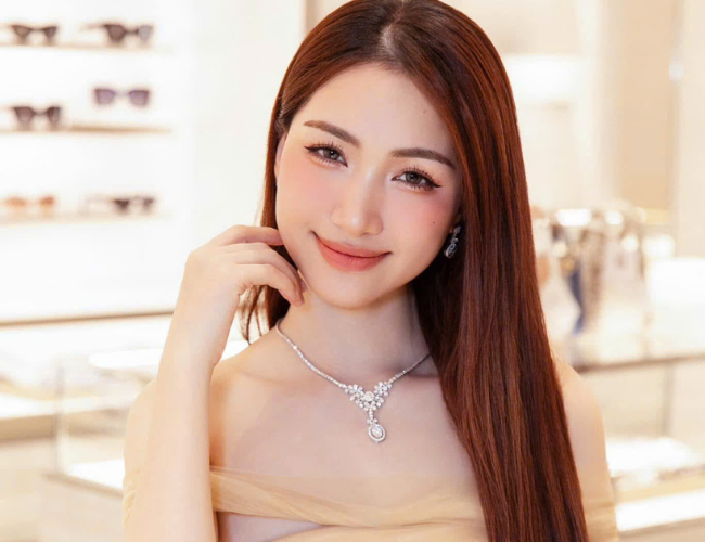 Bức hình flex độ giàu có của Hoà Minzy