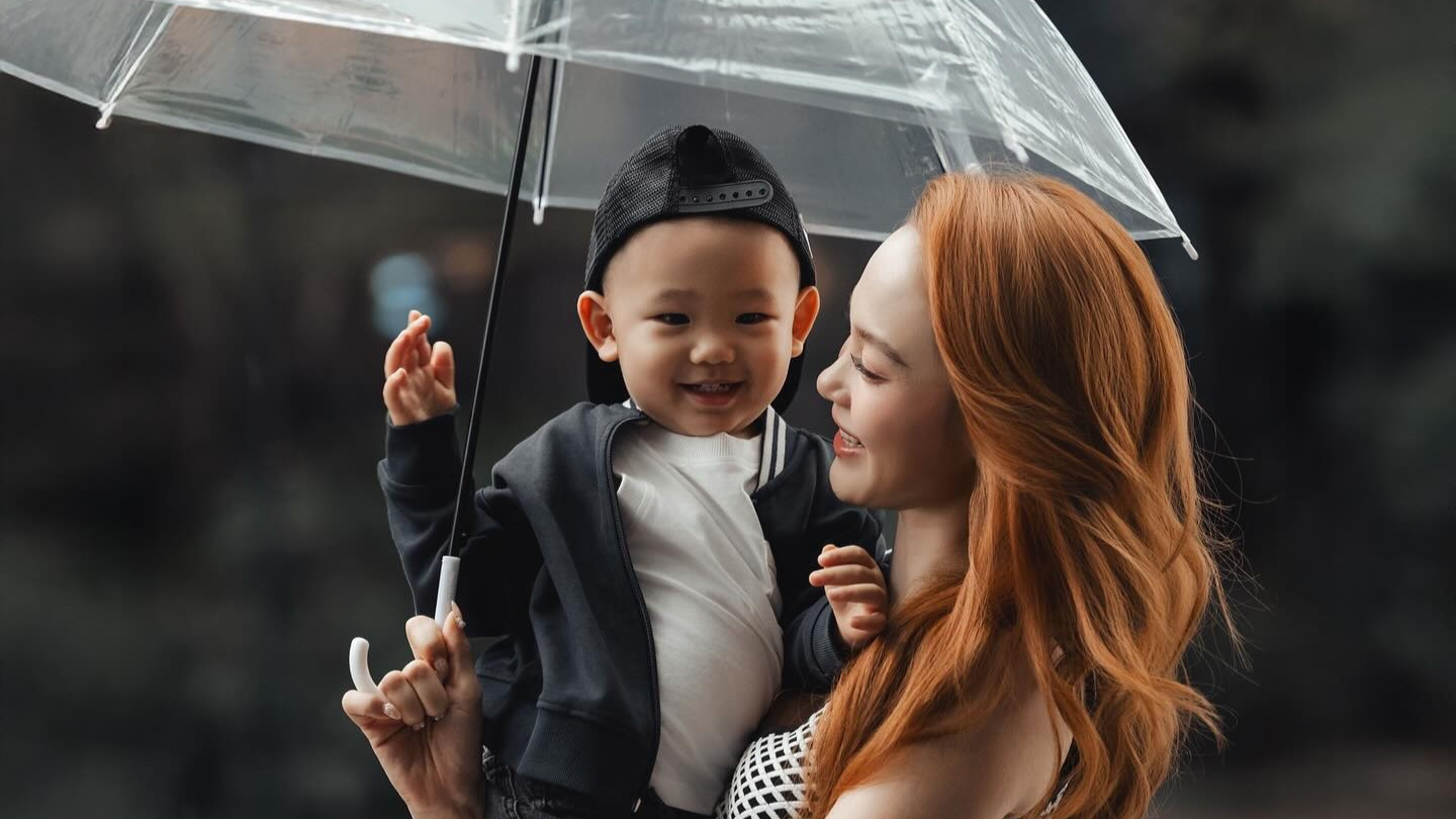 Con trai 2 tuổi của Minh Hằng bụ bẫm, diện đồ ra dáng 'thiếu gia nhí'