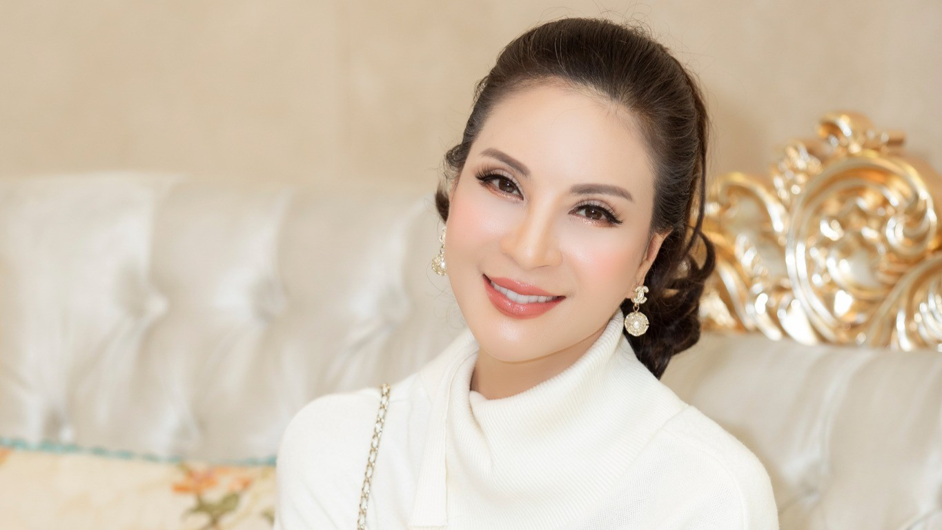 'Nữ hoàng ảnh lịch' khiến bao người say mê, từng đổ vỡ hôn nhân giờ sống ra sao ở tuổi U55?