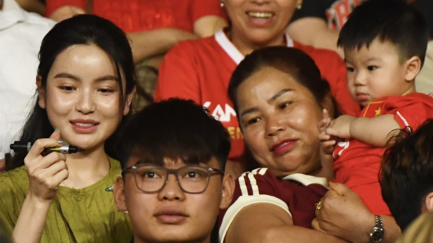 Chu Thanh Huyền bất ngờ lộ diện tại sân Hàng Đẫy, nhan sắc gây tranh cãi sau tin đồn phẫu thuật thẩm mỹ