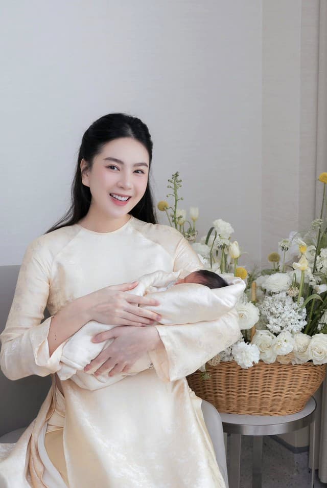 MC Mai Ngọc tổ chức tiệc đầy tháng hoành tráng cho con, để lộ mối quan hệ với nhà chồng