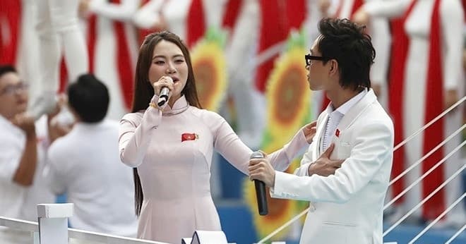 Chân dung nữ ca sĩ nổi tiếng vừa bật mí nhiệm vụ được giao bởi Thủ tướng Phạm Minh Chính