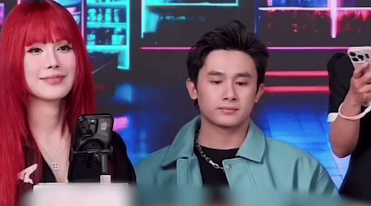 Diệp Lâm Anh và tình trẻ xuất hiện chung trên sóng livestream, bị soi có thái độ khác lạ