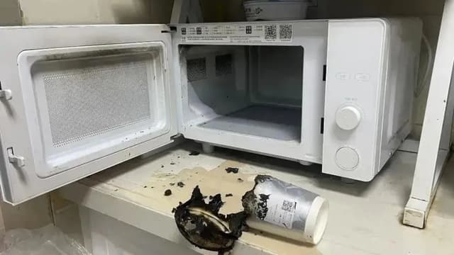Cho trà sữa vào lò vi sóng trong 30 giây, tôi suýt làm cháy nhà: 3 thực phẩm này không bao giờ được cho vào lò vi sóng