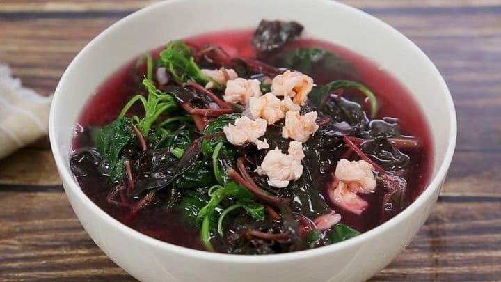 Loại rau luộc lên có nước 'đỏ như máu' nhưng lại giúp đẹp da, diệt ung thư và viêm nhiễm