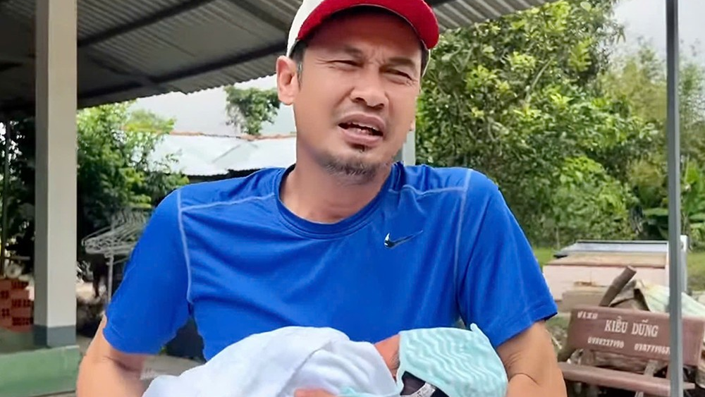 Tiết Cương tuổi 52 lần đầu làm bố, vỡ òa hạnh phúc bên vợ trẻ kém 26 tuổi