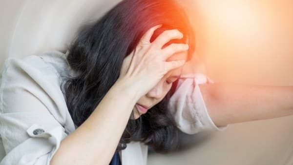 Trời nắng nóng 40 độ C, đề phòng say nắng, đột quỵ khi ngoài đường, thấy dấu hiệu này cần tới bệnh viện ngay