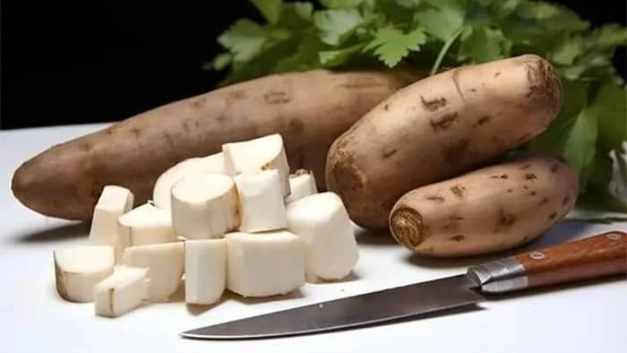 Vì sao chúng ta cần gọt bỏ vỏ sắn trước khi nấu?