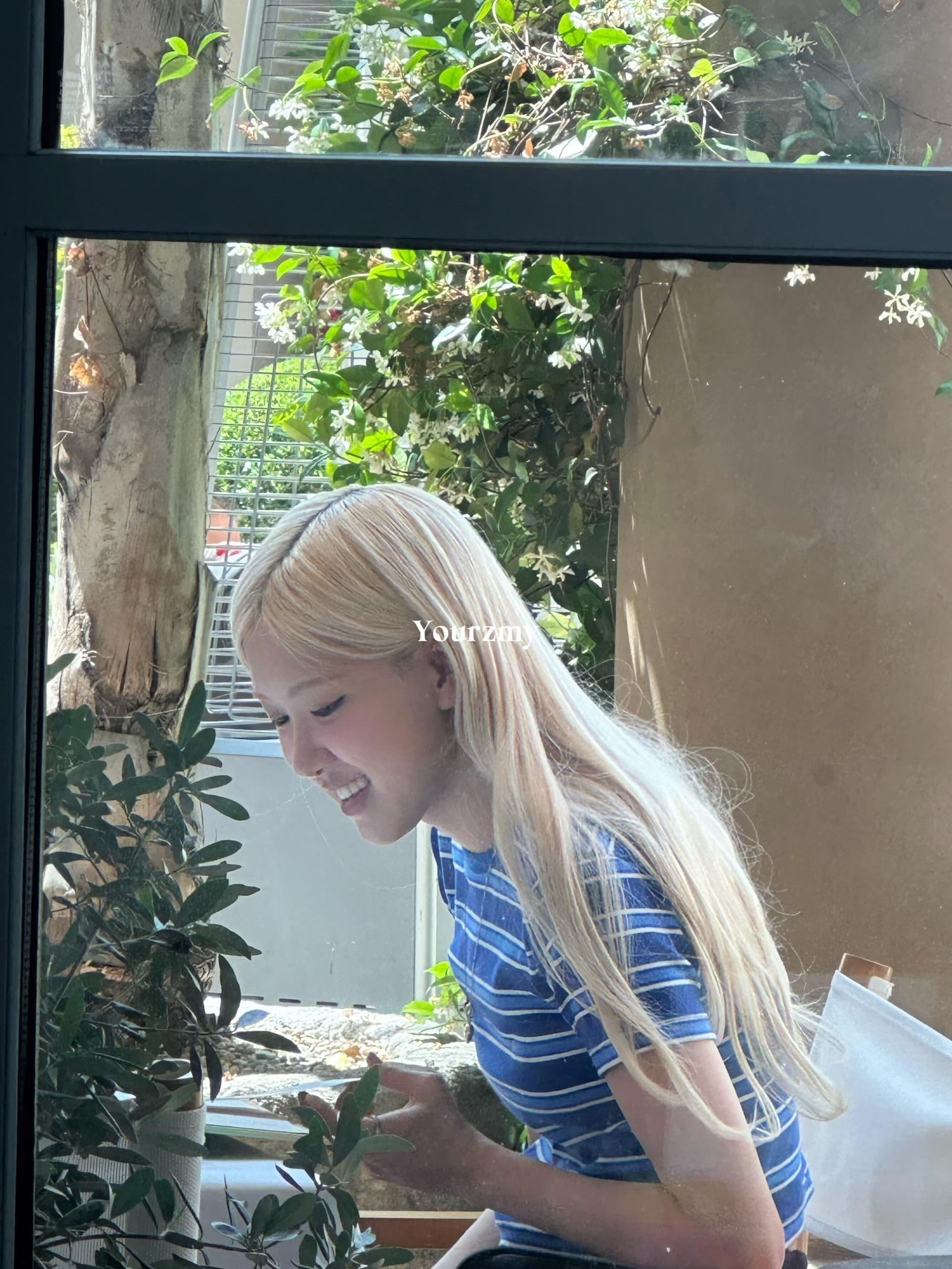 Bức ảnh đi uống cà phê khiến Rosé (BLACKPINK) bị chỉ trích 'lên bờ xuống ruộng'