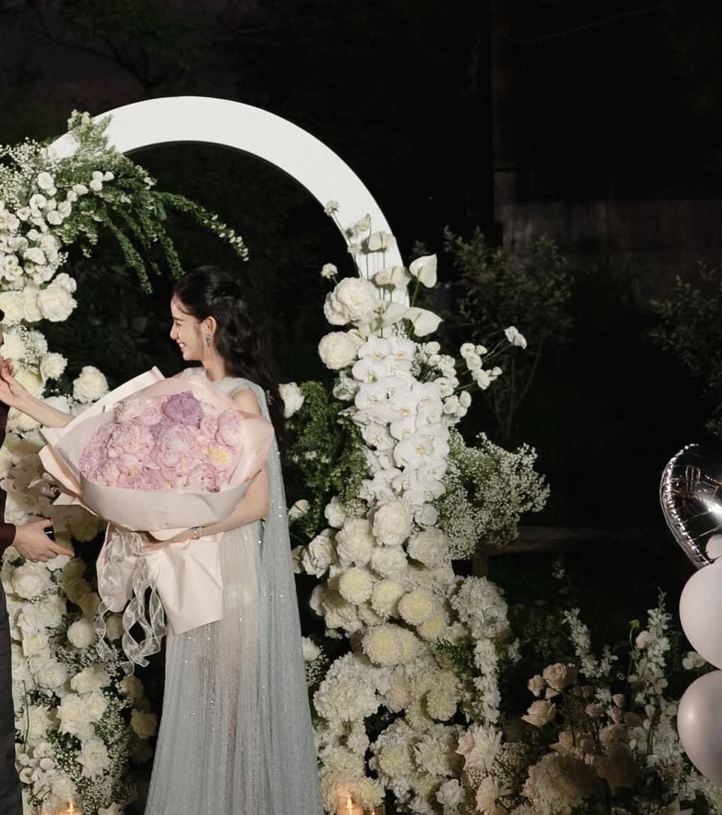 HOT: Lộ khoảnh khắc mỹ nhân 2k3 được chồng gia thế khủng cầu hôn sau 3 tháng yêu, netizen nhìn vào chỉ thắc mắc 1 chuyện!